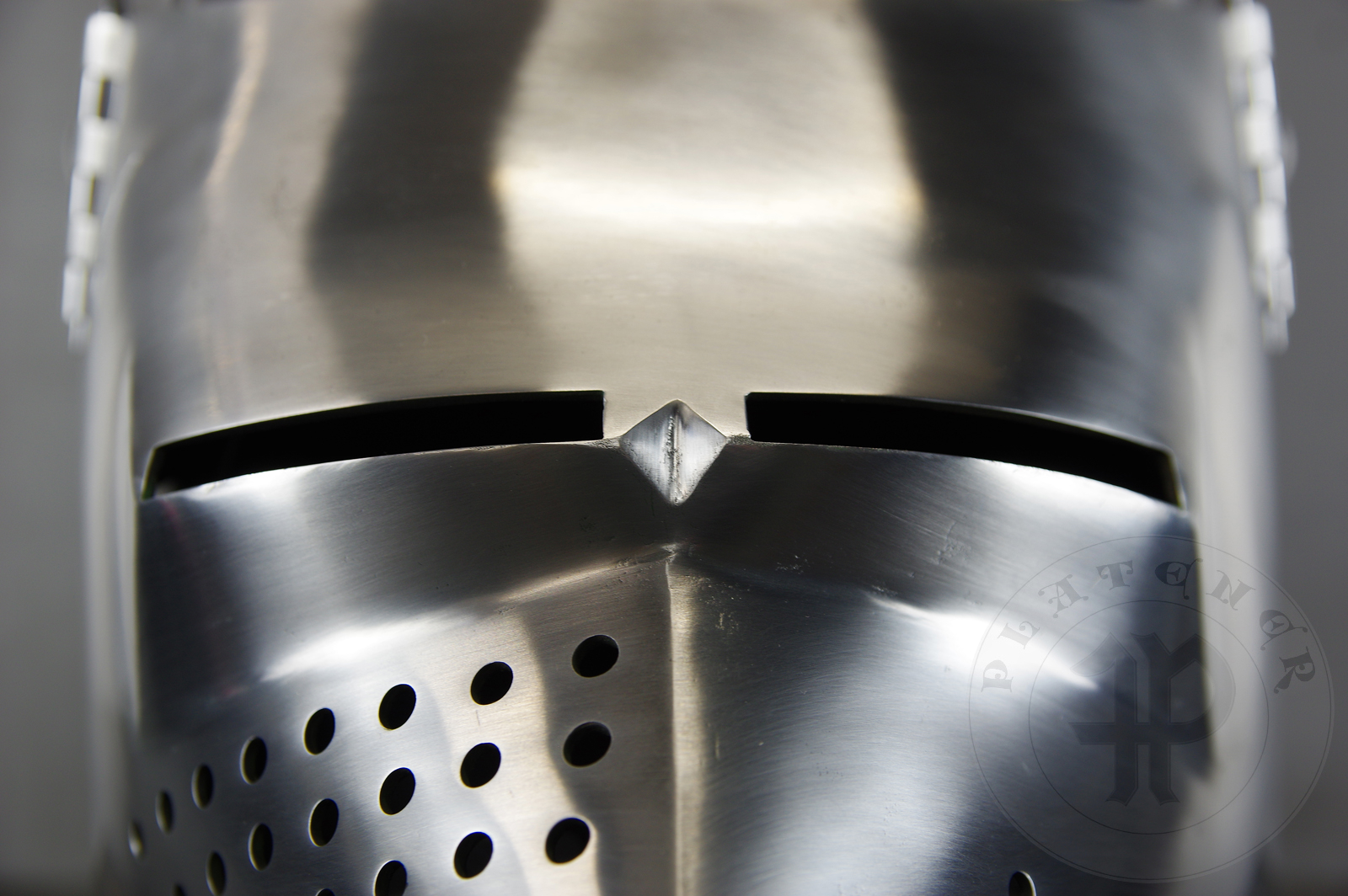 Helmet inspired by the Lyle bascinet from Royal Armouries in Leeds, formerly part of Churburg armoury. Material: 2 mm steel with 0,3 % carbon. Heat treatment: hardened and tempered up to 34 HRC. Weight 4,220 kg / Przybica starszego typu tzw. psi pysk wzorowana na oryginale z Royal Armouries w Leeds, poprzednio cz zbrojowni w Churburgu. Materia: stal 2 mm o zawartoci wgla 0,3%. Hartowany i odpuszczany do 34 HRC. Waga 4,220 kg.